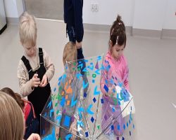 Dzieci biorą udział w wycieczce i warsztatach, gdzie poznają magię kolorów