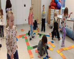 Dzieci biorą udział w wycieczce i warsztatach, gdzie poznają magię kolorów