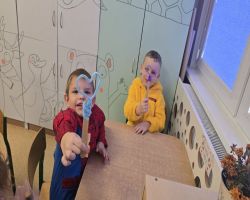 Dzieci bawią się podczas zabaw andrzejkowych w przedszkolu – wróżby, tańce i wspólna zabawa