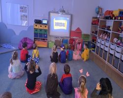 Dzieci bawią się podczas zabaw andrzejkowych w przedszkolu – wróżby, tańce i wspólna zabawa