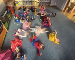 Dzieci bawią się podczas zabaw andrzejkowych w przedszkolu – wróżby, tańce i wspólna zabawa