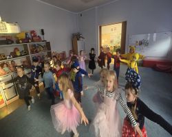 Dzieci bawią się podczas zabaw andrzejkowych w przedszkolu – wróżby, tańce i wspólna zabawa