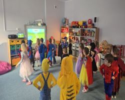 Dzieci bawią się podczas zabaw andrzejkowych w przedszkolu – wróżby, tańce i wspólna zabawa