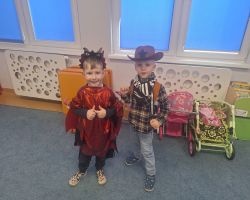 Dzieci bawią się podczas zabaw andrzejkowych w przedszkolu – wróżby, tańce i wspólna zabawa