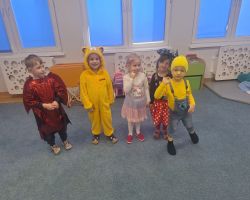 Dzieci bawią się podczas zabaw andrzejkowych w przedszkolu – wróżby, tańce i wspólna zabawa