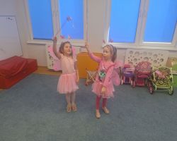 Dzieci bawią się podczas zabaw andrzejkowych w przedszkolu – wróżby, tańce i wspólna zabawa