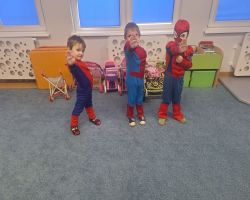 Dzieci bawią się podczas zabaw andrzejkowych w przedszkolu – wróżby, tańce i wspólna zabawa