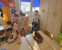 Dzieci bawią się podczas zabaw andrzejkowych w przedszkolu – wróżby, tańce i wspólna zabawa