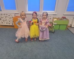 Dzieci bawią się podczas zabaw andrzejkowych w przedszkolu – wróżby, tańce i wspólna zabawa