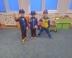 Dzieci bawią się podczas zabaw andrzejkowych w przedszkolu – wróżby, tańce i wspólna zabawa