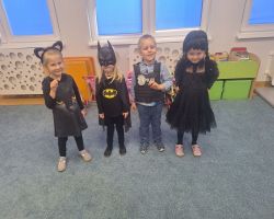 Dzieci bawią się podczas zabaw andrzejkowych w przedszkolu – wróżby, tańce i wspólna zabawa