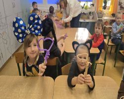 Dzieci bawią się podczas zabaw andrzejkowych w przedszkolu – wróżby, tańce i wspólna zabawa