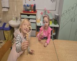 Dzieci bawią się podczas zabaw andrzejkowych w przedszkolu – wróżby, tańce i wspólna zabawa