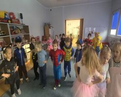 Dzieci bawią się podczas zabaw andrzejkowych w przedszkolu – wróżby, tańce i wspólna zabawa