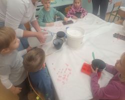 Dzieci poznają zawód technika dentystycznego i oglądają narzędzia używane w pracy