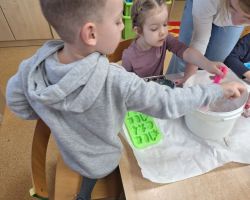 Dzieci poznają zawód technika dentystycznego i oglądają narzędzia używane w pracy