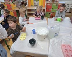 Dzieci poznają zawód technika dentystycznego i oglądają narzędzia używane w pracy