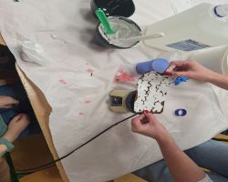 Dzieci poznają zawód technika dentystycznego i oglądają narzędzia używane w pracy