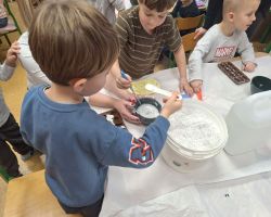 Dzieci poznają zawód technika dentystycznego i oglądają narzędzia używane w pracy