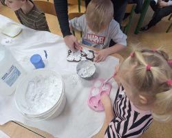 Dzieci poznają zawód technika dentystycznego i oglądają narzędzia używane w pracy