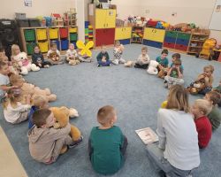 dzieci i dorośli podczas obchodów dnia pluszowego misia