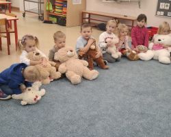 dzieci i dorośli podczas obchodów dnia pluszowego misia