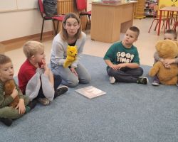 dzieci i dorośli podczas obchodów dnia pluszowego misia