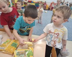 dzieci i dorośli podczas obchodów dnia pluszowego misia