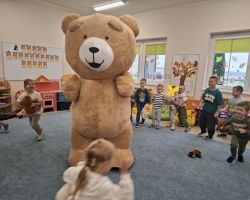 dzieci i dorośli podczas obchodów dnia pluszowego misia