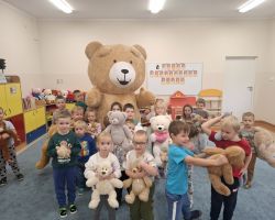 dzieci i dorośli podczas obchodów dnia pluszowego misia