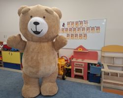 dzieci i dorośli podczas obchodów dnia pluszowego misia