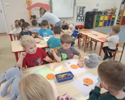 dzieci i dorośli podczas obchodów dnia pluszowego misia