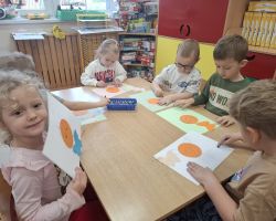 dzieci i dorośli podczas obchodów dnia pluszowego misia