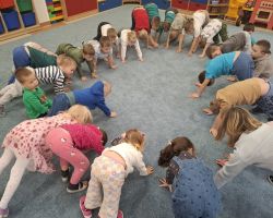 dzieci i dorośli podczas obchodów dnia pluszowego misia