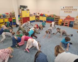 dzieci i dorośli podczas obchodów dnia pluszowego misia