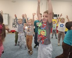 dzieci i dorośli podczas obchodów dnia pluszowego misia