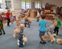 dzieci i dorośli podczas obchodów dnia pluszowego misia