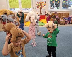 dzieci i dorośli podczas obchodów dnia pluszowego misia