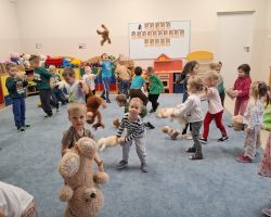 dzieci i dorośli podczas obchodów dnia pluszowego misia