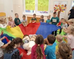 dzieci i dorośli podczas obchodów dnia pluszowego misia