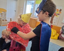 dzieci podczas andrzejkowych wróżb