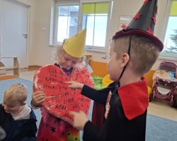 dzieci podczas andrzejkowych wróżb