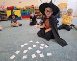 dzieci podczas andrzejkowych wróżb