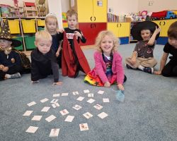 dzieci podczas andrzejkowych wróżb