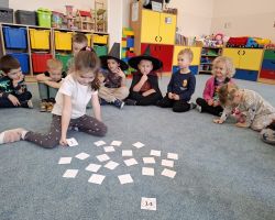 dzieci podczas andrzejkowych wróżb