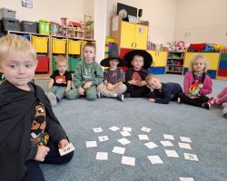 dzieci podczas andrzejkowych wróżb