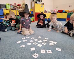 dzieci podczas andrzejkowych wróżb