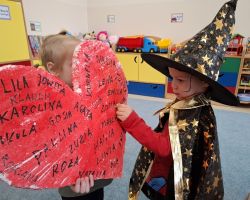 dzieci podczas andrzejkowych wróżb