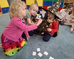 dzieci podczas andrzejkowych wróżb