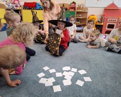 dzieci podczas andrzejkowych wróżb